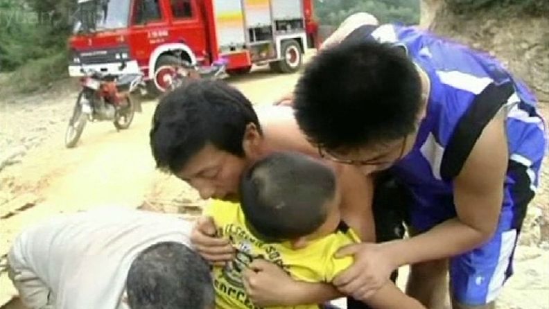 Poika jäi jalastaan kiinni siltaan Kiinassa 11.7.2011.