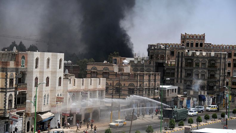 Sankkaa savua nousi Yhdysvaltojen suurlähetystön edustalta Sanaassa Jemenissä 13. syyskuuta 2012. 
