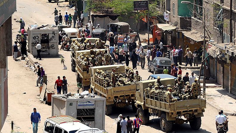 Egyptin armeijan joukkoja saapumassa alueelle, jossa kristityt ja muslimit ottivat verisesti yhteen viime yönä. (EPA)