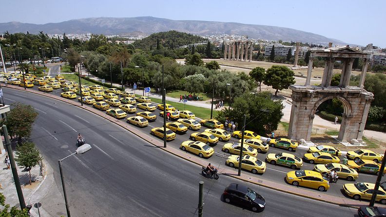 Sadat taksikuskit pysäköivät autonsa Zeuksen temppelille johtavalla tiellä 18.6.2011.