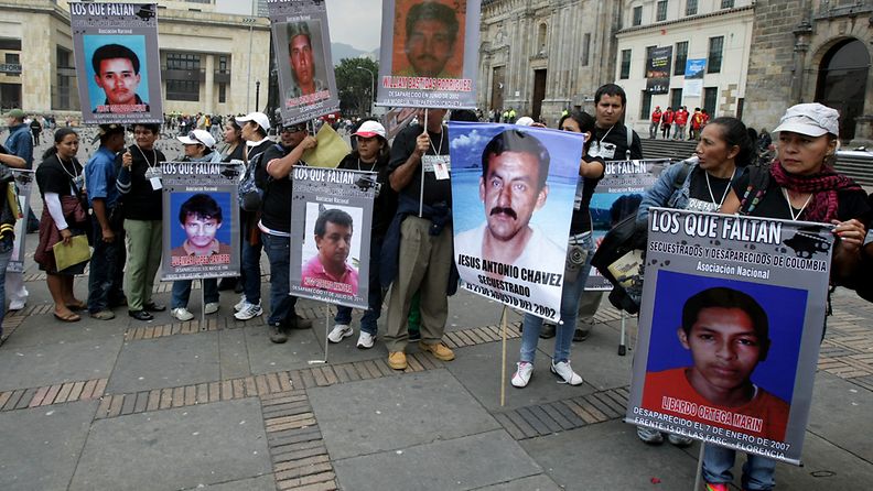FARCin kaappaamien tai pakkorekrytoimien ihmisten omaiset kerääntyivät Bolivarin aukiolle Bogotassa 14. lokakuuta 2012.