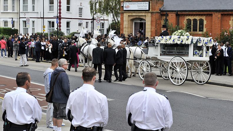 Mark Dugganin hautajaisia seurasi useita tuhansia ihmisiä. Duggan saatettiin haudan lepoon Tottenhamissa Pohjois-Lontoossa