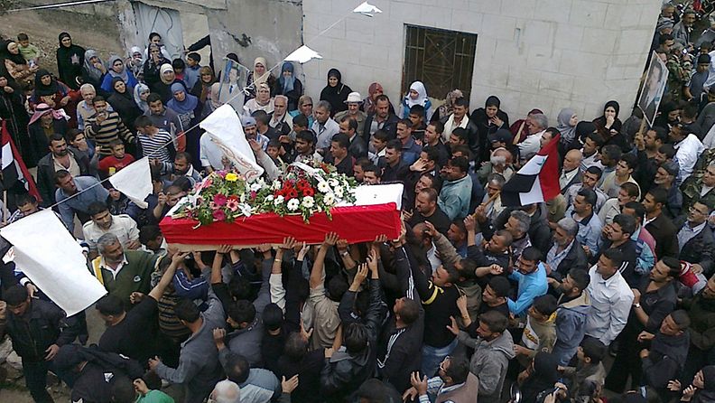 Kuva Homsin mielenosoituksissa surmansa saaneen poliisin hautajaisista 6. toukokuuta 2011.