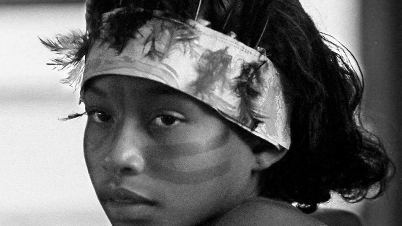 Pataxo Ha-Ha-Hue-heimoon kuuluva intiaanityttö Brasiliassa. (kuvituskuvaa).