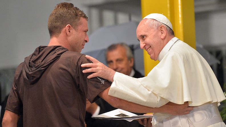 Paavi Fransiscus tervehtii entistä narkomaanipotilasta St. Francisin sairaalassa Rio de Janeirossa.