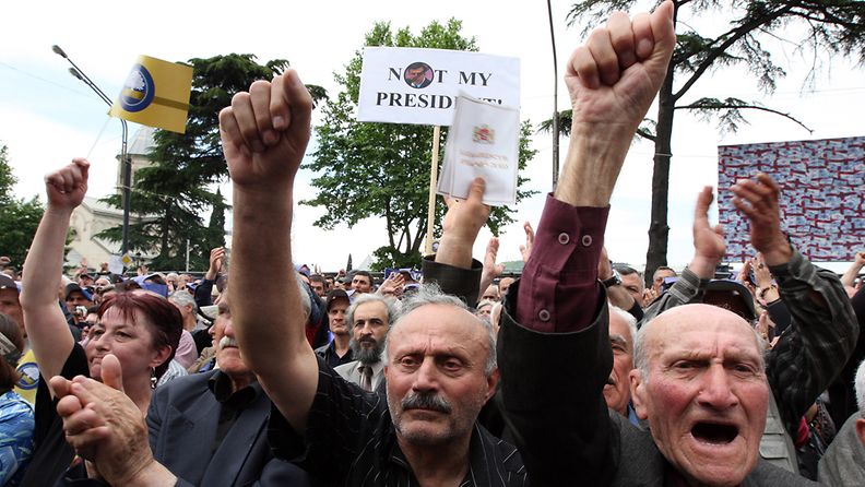 Georgialaiset osoittivat jälleen mieltään presidenttiä vastaan maan pääkaupungissa Tbilisissä. Kuva: EPA
