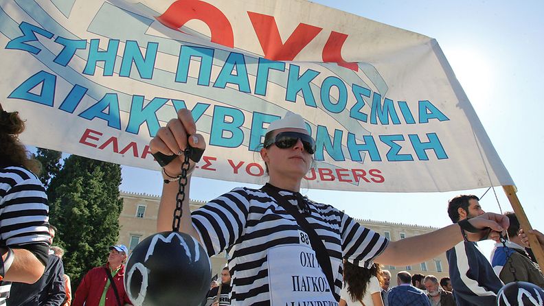 Kreikassa mielenosoituksiin on osallistunut jopa yli 120 000 ihmistä. 