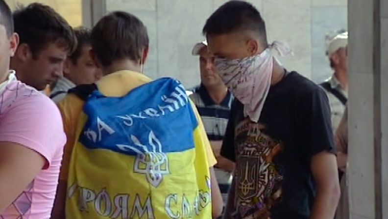 Kielilain vastaiset mielenosoitukset jatkuvat Kiovassa.
