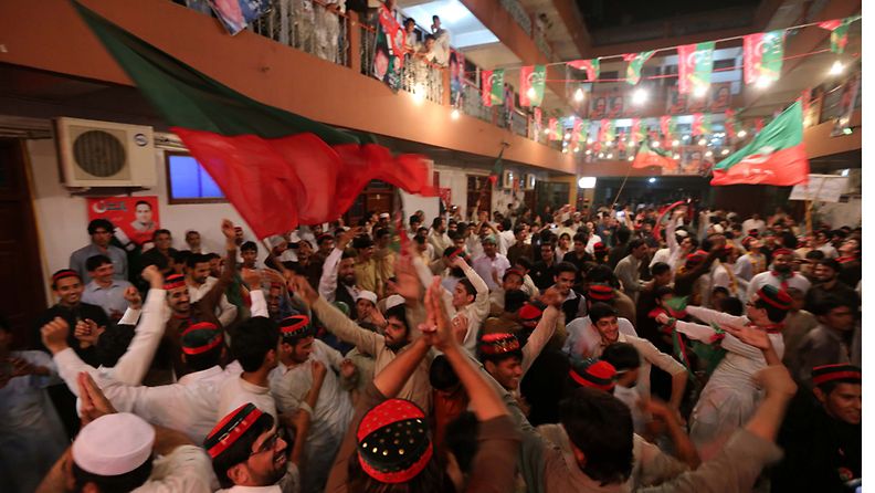 Kriketinpelaaja  Imran Khanin kannattajat juhlivat Palestiinassa 11.5., kun selvisi, että hän pääsee parlamenttiin Peshwarissa.