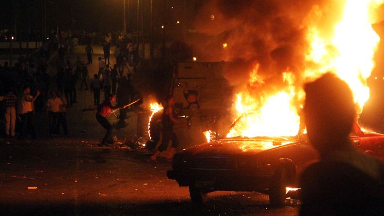 Ainakin 17 ihmistä sai surmansa kristittyjen mielenosoituksen puhjettua mellakoinniksi Kairossa. (EPA)