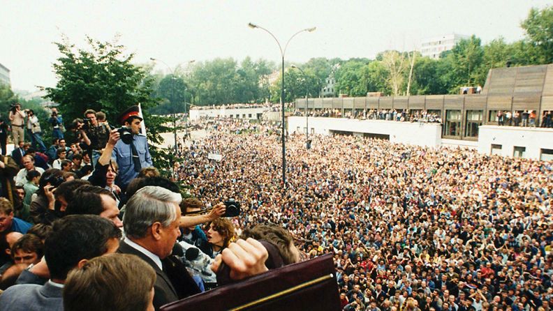 Venäjän vastavalittu presidentti Boris Jeltsin uhmaa kansanjoukkojen kanssa Neuvostoliiton vallankaappausta elokuussa 1991.