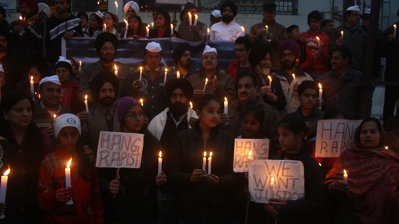 Intialaiset osoittivat tukensa joukkoraiskauksen uhriksi joutuneelle tytölle ja vaativat raiskaajille rangaistusta mielenosoituksessa Amritsarissa 23. joulukuuta.