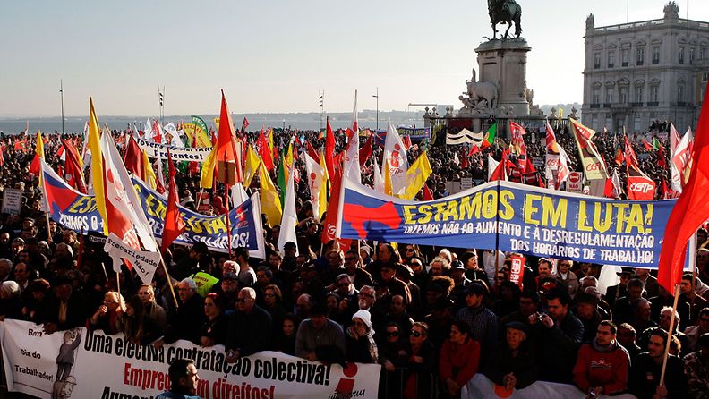 Tuhannet osoittivat mieltään Lissabonissa 11.2. 2012. 
