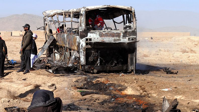 Saattueessa ollut linja-auto paloi pommi-iskussa poroksi. 30.12.2012.