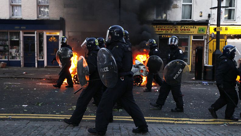 Britannian mellakkapoliisi partioi Pohjois-Lontoossa Hackneyssä 8.8.2011.