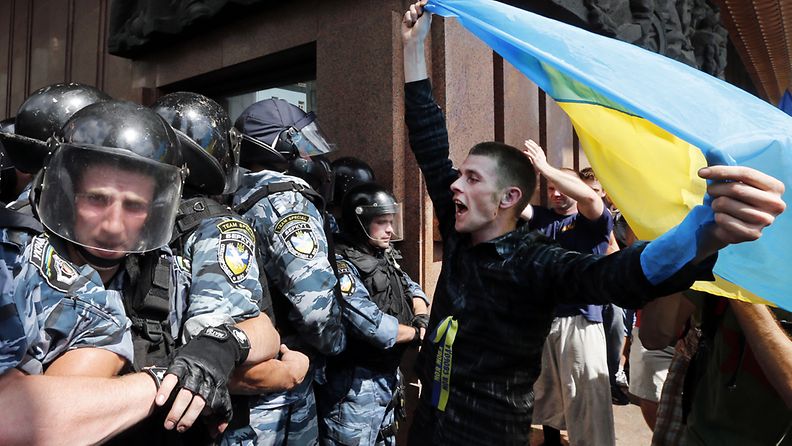 Mielenosoittajat vastustavat venäjän kielen aseman vahvistamista Ukrainassa.