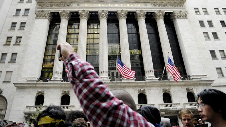 Mielenosoittajat New Yorkin Wall Streetillä vastustavat muun muassa korkeaa työttömyyttä ja vähemmistöjen syrjintää. Kuva: EPA