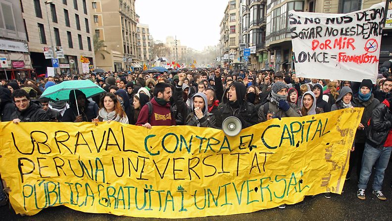 Mielenosoittajat tyrmäsivät opiskelun hintaa nostavat menoleikkaukset mielenosoituksessa Barcelonassa 28. helmikuuta.