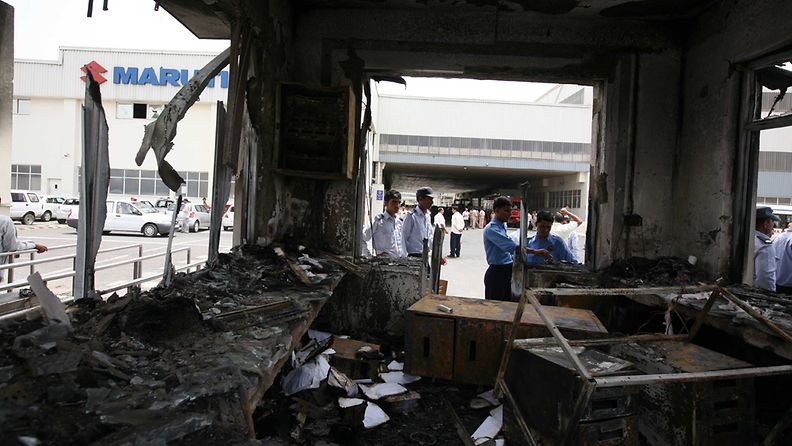 Mellakoivat työntekijät polttivat osan Maruti Suzukin autotehtaasta New Delhissä heinäkuussa 2012.