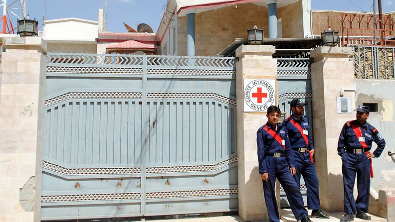 Vartijoita Kansainvälisen Punaisen Ristin toimiston edessä Pakistanissa