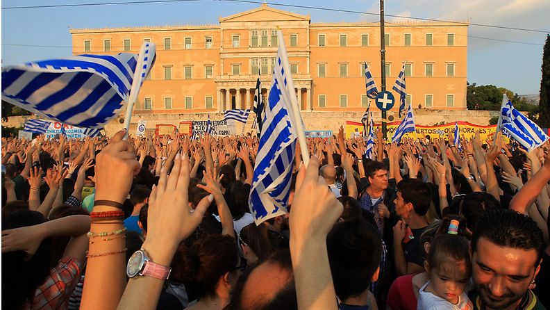 Kymmenettuhannet kreikkalaiset osoittivat mieltään Ateenassa 29.5.2011.