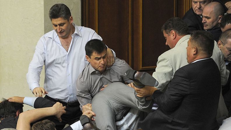 Aina mielipiteet eivät mene yksiin parlamenttityössäkään. Ukrainassa kielikysymys aiheutti kiihtymystä 24.5. 2012 (Kuva: EPA)
