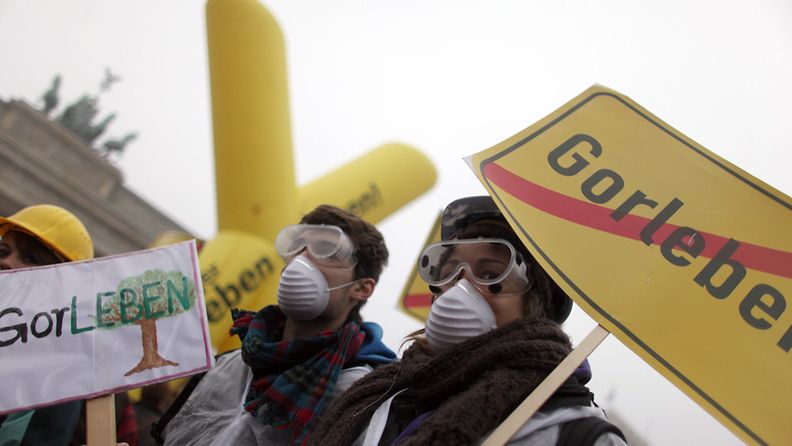Mielenosoittajat osoittivat mieltä ydinjätekuljetusta vastaan Berliinissä 23. marraskuuta 2011. Ydinjätteitä kuljettava juna kuljettaa 150 tonnia uraanijätettä Ranskasta Saksan Gorlebeniin. 