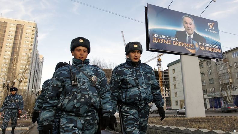 Kazakstanilaisia poliiseja Astanassa. Kuvituskuvaa, kuvan poliisit eivät liity tapaukseen. 