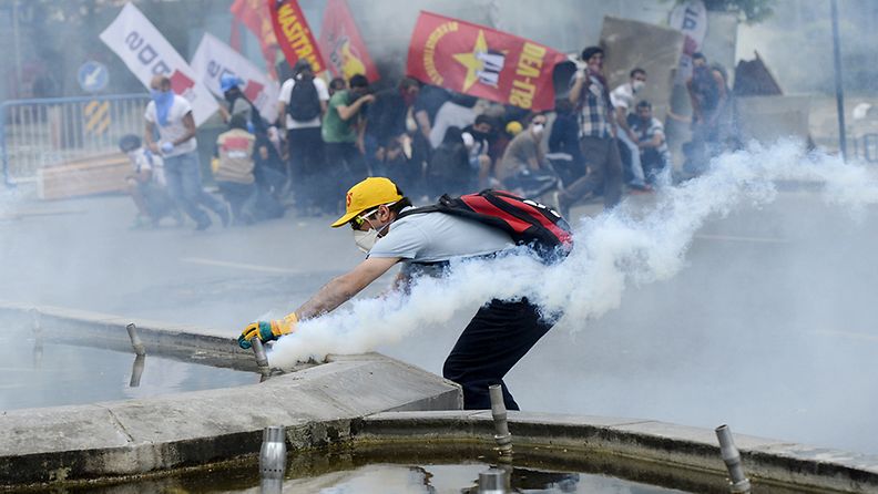 Turkish riot police use tear gas to disperse protesters during a rally supporting the Istanbul demonstrations against the conservative government of Prime Minister Recep Tayyip Erdogan, in Ankara, Turkey, 02 June 2013.