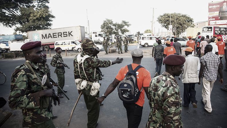 Kenian turvallisuusjoukot takasivat kannattajien turvallisuutta Nairobissa presidentinvaalien viimeisenä kampanjointipäivänä 2. maaliskuuta 2013.