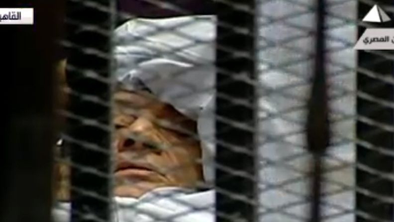 Egyptin entinen presidentti Hosni Mubarak saapui oikeudenkäyntiinsä paareilla 3.8.2011. 
