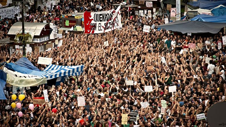 Hallituksen säästötoimia vastustava mielenosoitus Madridissa, Espanjassa 21. toukokuuta 2011. (EPA)