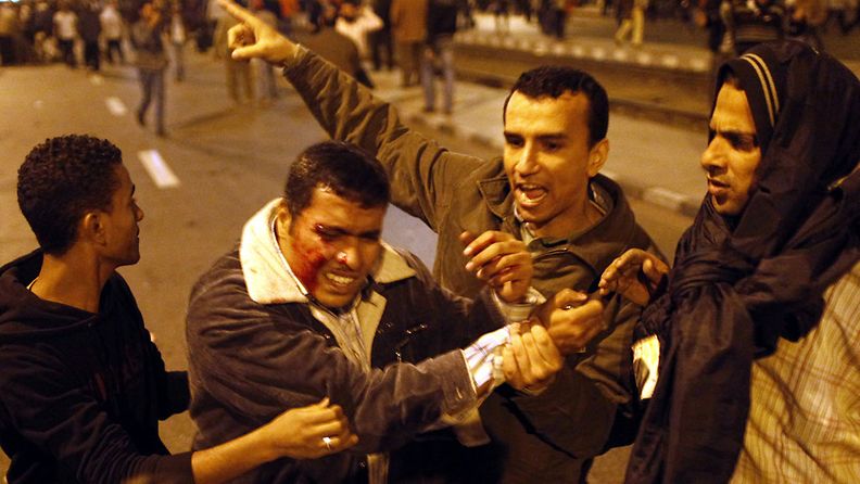 Useta ihmisiä loukkaantui Kairon presidentinpalatsin lähellä olleissa levottomuuksissa. Kuva: EPA