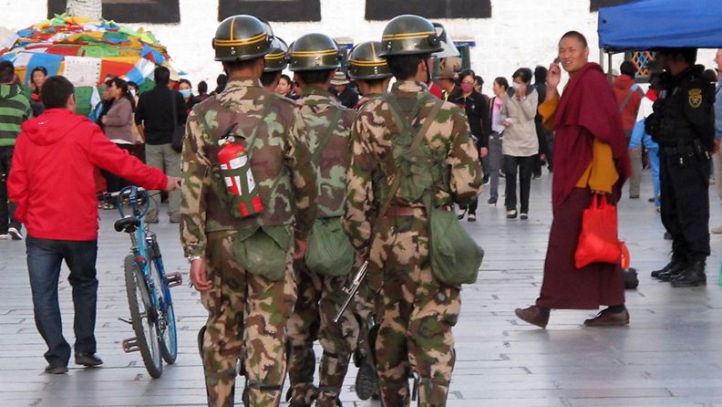 Kiinalaispoliisit olivat jo lokakuussa valmiit uusien polttoitsemurhien varalta. Poliisipartio kiersi varustuksenaan aseiden lisäksi jauhesammutin. Kuva: EPA (2011)
