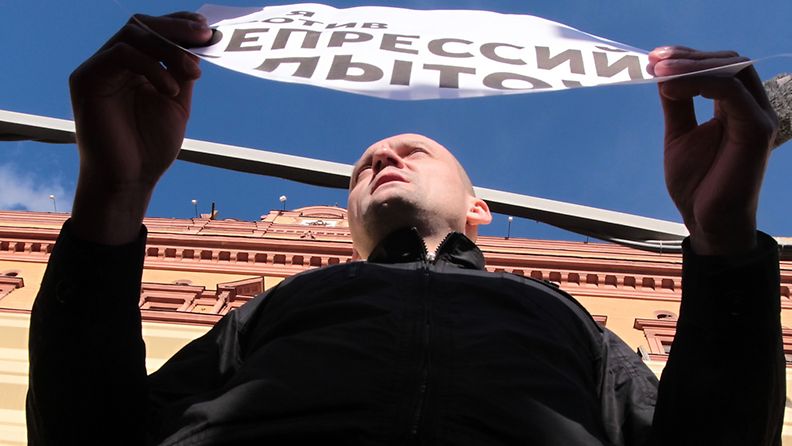 Oppositiojohtaja Sergei Udaltsov osallistui Vladimir Putinin vastaiseen mielenosoitukseen Moskovassa 27. lokakuuta. Mielenosoituksessa vaadittiin vapautta poliittisille vangeille. 