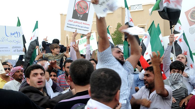 Opposition kannattajat osoittivat mieltään Venäjän lähetystön edessä Syyrian Qatarissa.