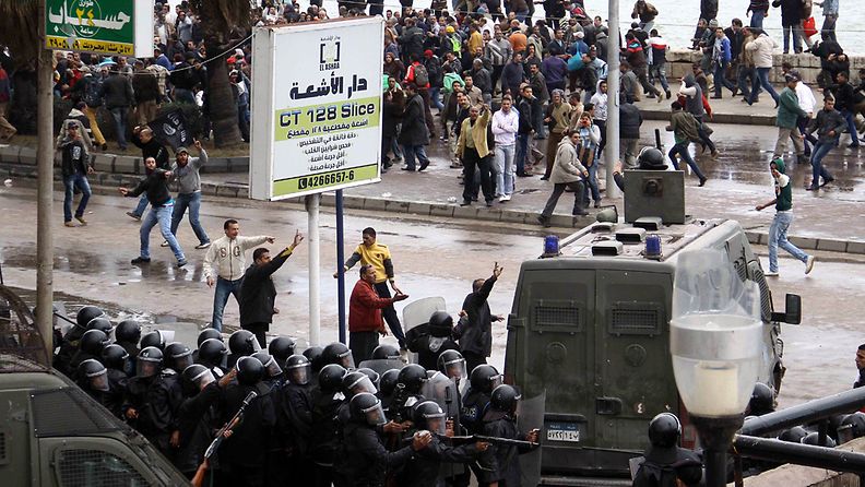 Egyptian anti-riot policemen are deployed to separate between opponents and supporters of President Mohamed Morsi during clashes over the disputed draft constitution in Alexandria, Egypt, 21 December 2012. Islamist backers of President Mohamed Morsi and opponents clashed on 21 December outside a mosque in the Egyptian city of Alexandria, a day before the final phase of vote on the disputed draft constitution. Riot police fired tear gas to end the violence, which left at least five people injured. 