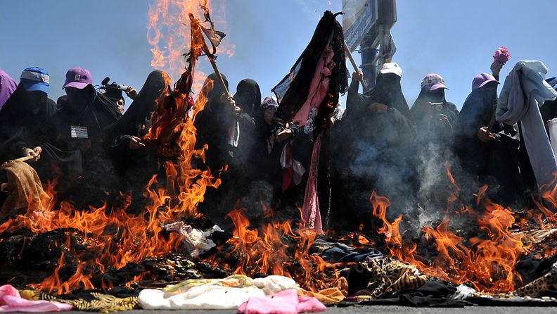 Naiset polttivat eilen huntujaan Jemenin pääkaupungissa Sanaassa protestiksi hallituksen väkivaltaa vastaan. 