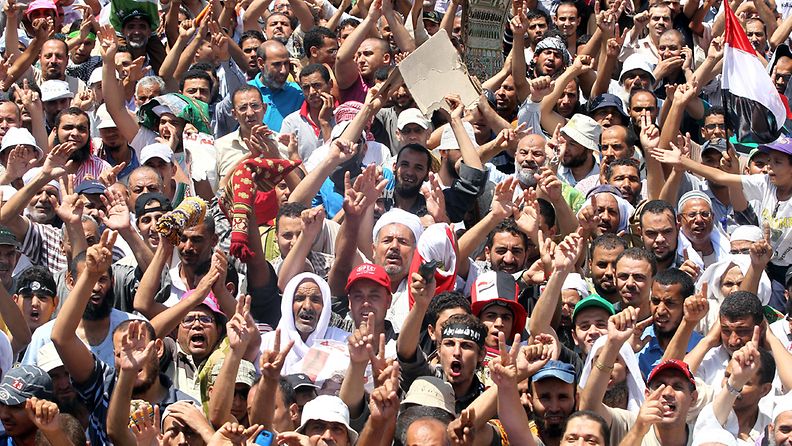 Muslimiveljeskunnan kannattajat vaativat eilen Mohamed Mursia takaisin valtaan.