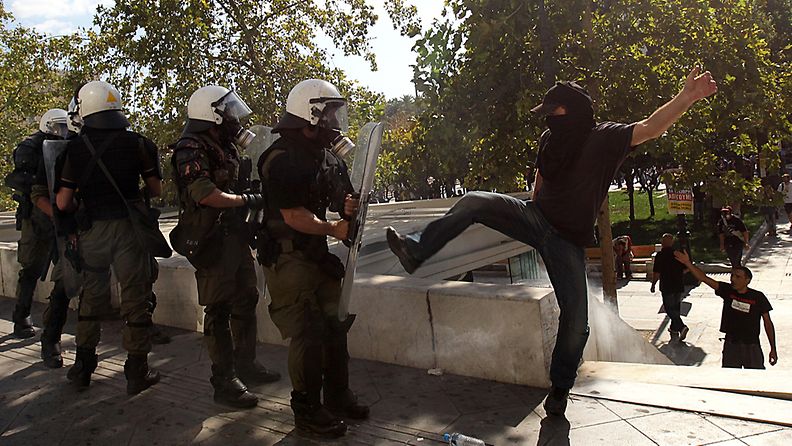 Mellakkapoliisit ja mielensoittaja ottivat yhteen parlamenttitalon edustalla Ateenassa.