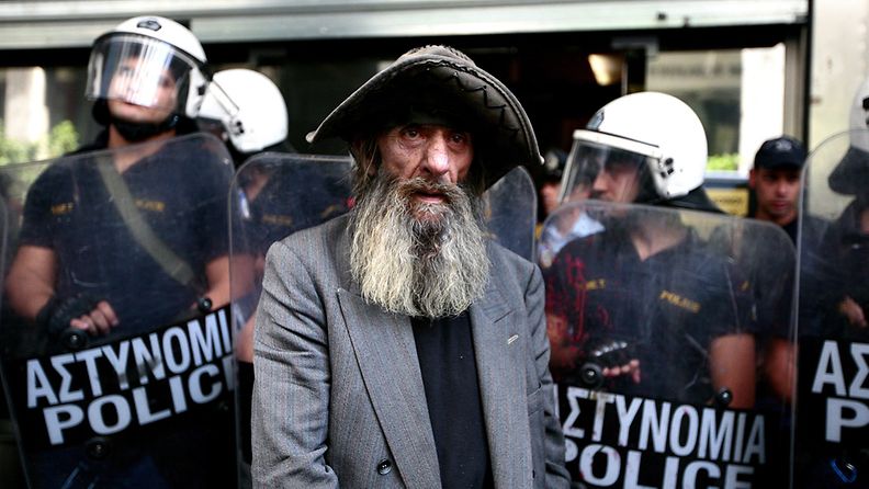 Mies seisoo mellakkapoliisien edessä Ateenassa syyskuussa 2011. Kuva: EPA