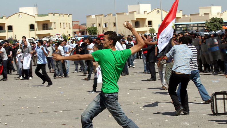 Entisen presidentin Hosni Mubarakin kannattajat ja vastustajat ottivat yhteen Kairossa 3.8.2011.