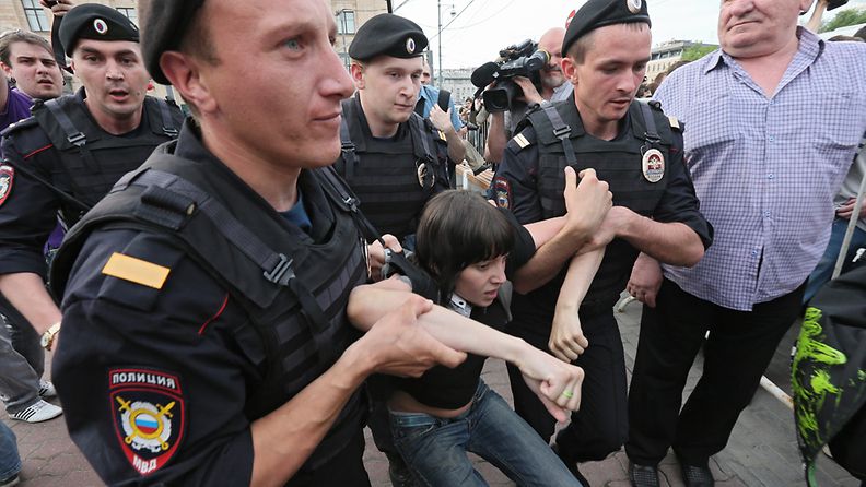Kuvituskuvaa Venäjällä toukokuussa järjestetystä mielenosoituksesta. Poliisi puuttui kovin ottein protestiin, jossa osoitettiin mieltä rauhanomaisten protestien ja kokoontumisluvan puolesta.