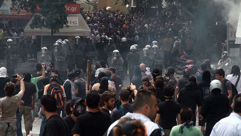 Kreikassa tuhannet hallituksen säästöohjelmaa vastustavat ihmiset ovat kokoontuneet mielenosoituksiin. (15.6.2011)