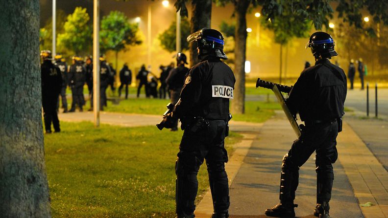 Mellakkapoliisit asettumassa asemiin Amiensin kaupungissa, jossa nuorisojoukot ovat mellakoineet kahtena peräkkäisenä yönä.