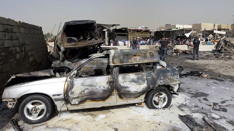 Näkymä autopommi-iskun jälkeen itäisessä Bagdadissa.