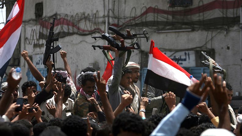 Mielenosoittajat juhlivat uutisia presidentti Salehin maasta poistumisesta Taizin kaupungissa Jemenissä 5. kesäkuuta 2011. (EPA)