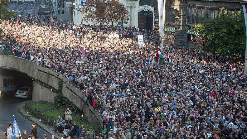 Kymmenettuhannet ihmiset osallistuivat 23. lokakuuta Budapestissa mielenosoitukseen, jossa tuettiin lehdistön vapautta Unkarissa.