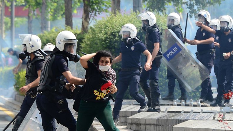 Turkish protesters clash with riot police during a rally supporting Istanbul demonstrations against the conservative government of Prime Minister Recep Tayyip Erdogan, in Ankara, Turkey, 03 June 2013. 