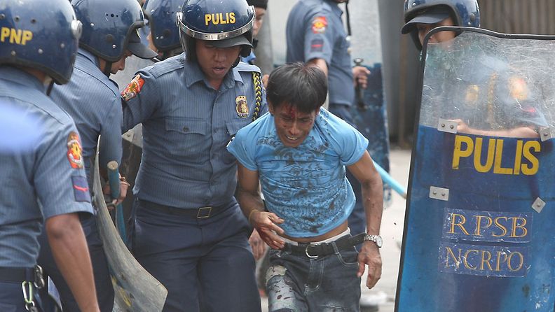 Philippine police arrest a Filipino suspected to be an informal settler resisting a demolition operation in Paranaque City, south of Manila, Philippines 23 April 2012.